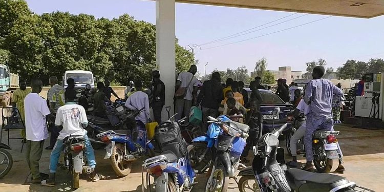 La junta de Mali suspende los canales de televisión franceses por supuestos informes falsos sobre el bloqueo de combustible