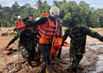Video. Imágenes aéreas muestran la destrucción dejada por inundaciones y deslizamientos de tierra que mataron a más de 400 personas en Indonesia