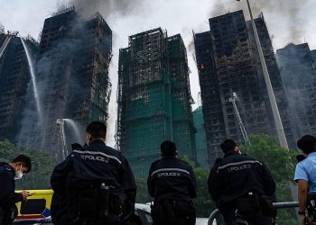 Al menos 94 muertos en incendio en Hong Kong mientras las autoridades continúan buscando a cientos de desaparecidos