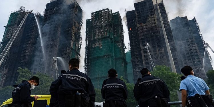 Al menos 94 muertos en incendio en Hong Kong mientras las autoridades continúan buscando a cientos de desaparecidos
