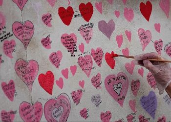 El Reino Unido se compromete a garantizar que se preserve el «conmovedor» muro conmemorativo de la COVID en Londres