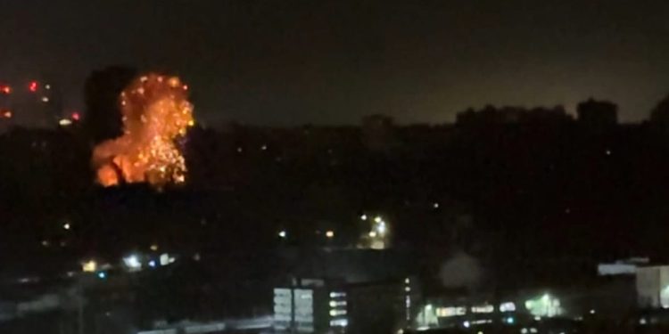 Un ataque masivo con drones y misiles rusos hiere a 16 personas y provoca incendios en la capital de Ucrania, Kyiv