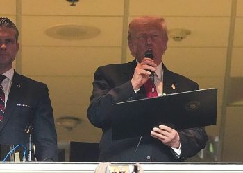 Video. Donald Trump fue aclamado y abucheado como primer presidente de Estados Unidos en funciones en un partido de la temporada regular de la NFL desde 1978.