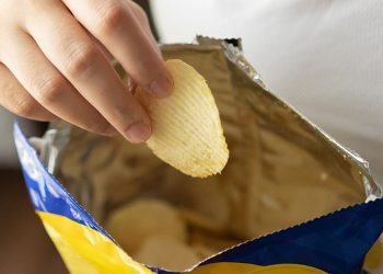 Los alimentos ultraprocesados ​​podrían estar aumentando el cáncer colorrectal entre los jóvenes, advierten los científicos