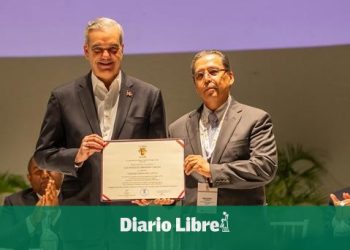 Abinader recibe reconocimiento “Egresado Distinguido” del Loyola