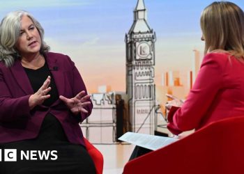 La secretaria de Transporte, Heidi Alexander, niega que las filtraciones presupuestarias dañen la economía