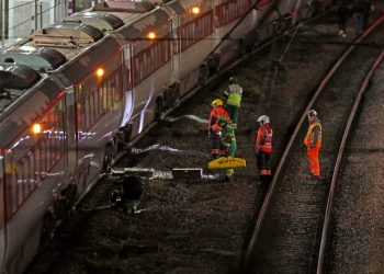 La policía del Reino Unido detiene a 2 sospechosos después de que apuñalamientos en un tren dejaran a 9 personas con heridas mortales: NPR