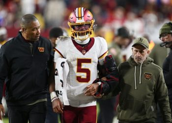 Fuentes: Jayden Daniels se dislocó el codo en la derrota de Commanders