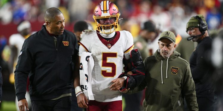 Fuentes: Jayden Daniels se dislocó el codo en la derrota de Commanders