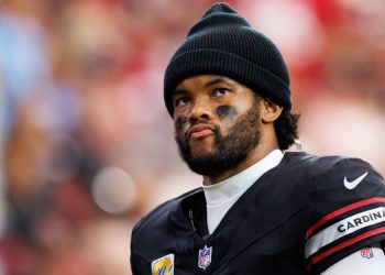 Cardinals colocan al QB Kyler Murray en IR por lesión en el pie