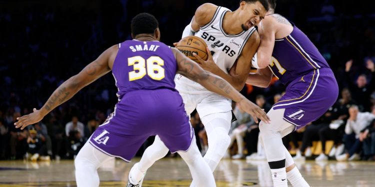 Victor Wembanyama limitado por los dobles equipos de los Lakers en la derrota de los Spurs