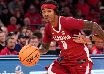 Alabama, No. 15, derrota a St. John's, quinto clasificado, 103-96 en MSG