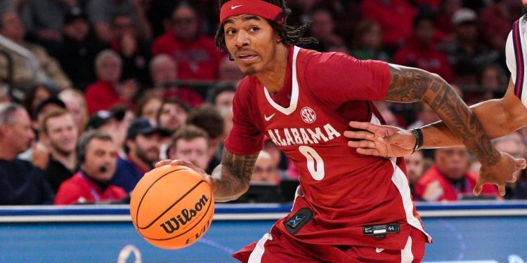 Alabama, No. 15, derrota a St. John's, quinto clasificado, 103-96 en MSG