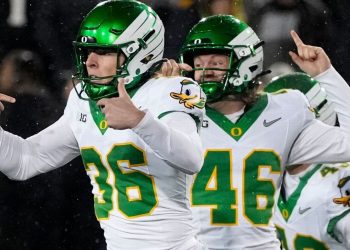 Oregon salva las esperanzas de la CFP, escapa de Iowa con un gol de campo de último segundo
