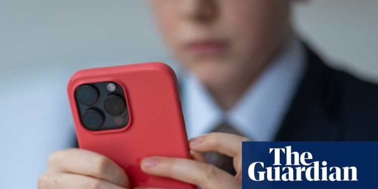 Niña de 17 años se suma a una demanda contra el gobierno después de ver horribles vídeos telefónicos en la escuela | Escuelas