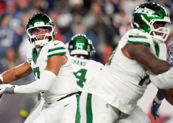 Glenn de los Jets 'evaluando todo', incluido el posible cambio de QB