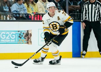Charlie McAvoy de los Bruins golpeado en la boca con un disco y enviado a prueba