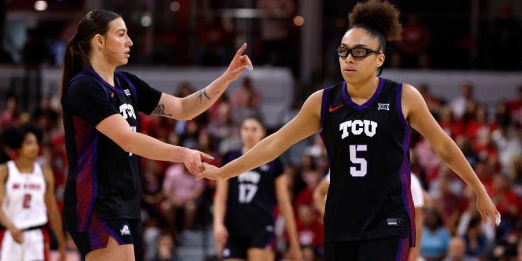 Michigan y TCU suben al top 10 de la encuesta femenina Top 25 de AP