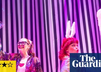 Revisión de Gallus in Weegieland: un programa hilarante envía a Alice a la madriguera de un conejo de clase | Teatro