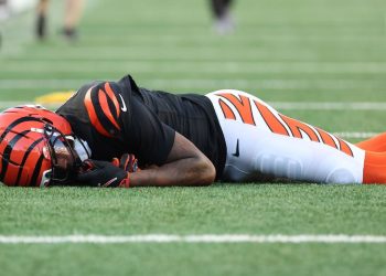 Tee Higgins de los Bengals sufre una conmoción cerebral tras una dura caída al césped