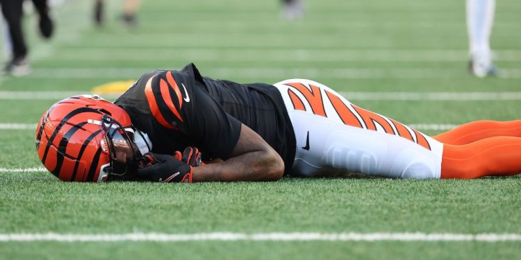 Tee Higgins de los Bengals sufre una conmoción cerebral tras una dura caída al césped