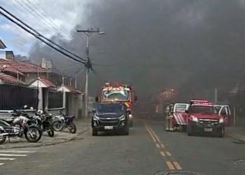 Incendio en edificio y bodega de plásticos provocó alarma en Cuenca