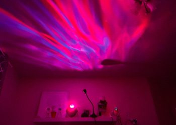 Este proyector inteligente cuelga las estrellas y el cielo en cualquier habitación y ahora cuesta menos de $60