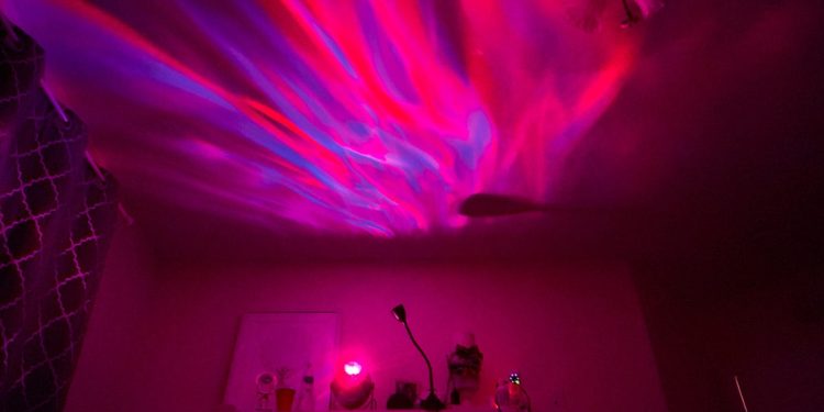 Este proyector inteligente cuelga las estrellas y el cielo en cualquier habitación y ahora cuesta menos de $60