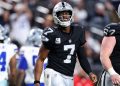 Geno Smith de los Raiders se disculpa por gesto obsceno a los fanáticos