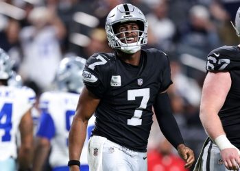 Geno Smith de los Raiders se disculpa por gesto obsceno a los fanáticos