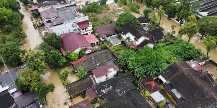 El número de muertos por inundaciones y deslizamientos de tierra en Sumatra en Indonesia aumenta a 164: NPR