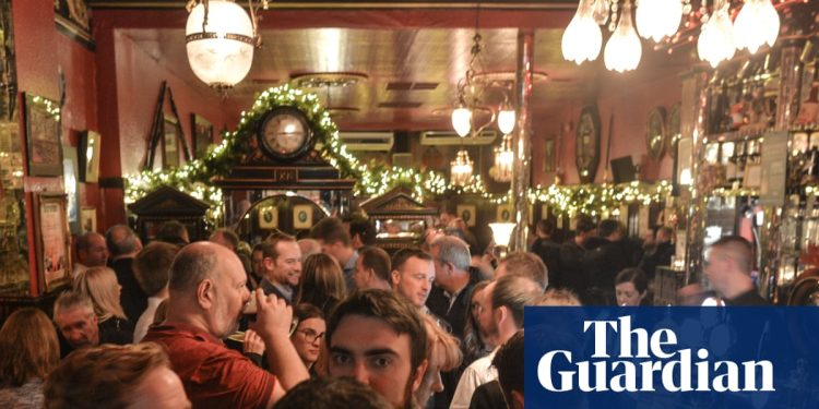 ¿Se puede tener una comunidad sin diversión? Los estudiosos de los pubs irlandeses advierten sobre la disminución de sus cifras | Irlanda