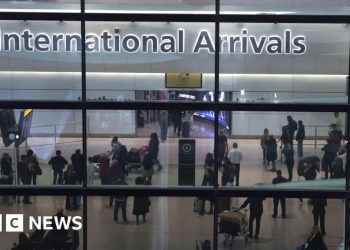 La migración neta del Reino Unido cae drásticamente con una caída en las llegadas por trabajo y estudio