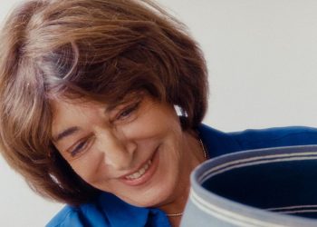 Cómo el ceramista Alev Ebüzziya Siesbye fabrica cuencos que retienen el tiempo