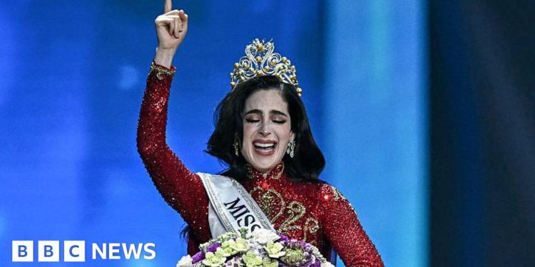 La mexicana Fátima Bosch, que abandonó a los organizadores, gana el concurso