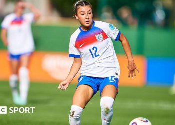 La adolescente inglesa Erica Meg Parkinson habla sobre su educación multicultural