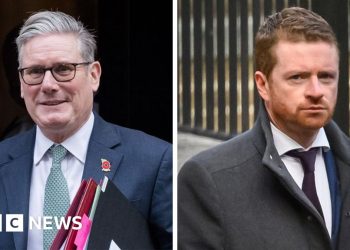 El asistente del primer ministro McSweeney no dejará su cargo por la guerra informativa, le dijo a la BBC