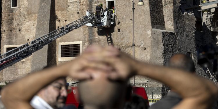 Esto se sabe de la persona atrapada en una torre medieval derrumbada en Roma