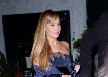 Jennifer Lawrence elige una etiqueta aprobada por Katie Holmes