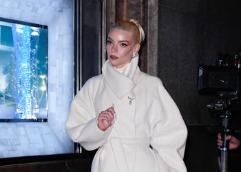 Anya Taylor-Joy tiene un toque muy atrevido en los blancos de invierno