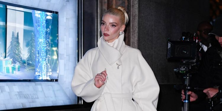 Anya Taylor-Joy tiene un toque muy atrevido en los blancos de invierno