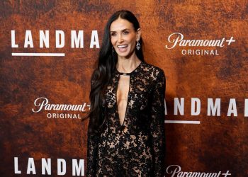 Trajes elegantes y vestidos más transparentes: el guardarropa de la gira de prensa de Demi Moore está de regreso
