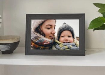 Nuestro marco de fotos digital Aura favorito tiene un descuento de $40 para el Black Friday