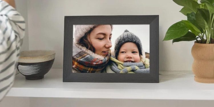 Nuestro marco de fotos digital Aura favorito tiene un descuento de $40 para el Black Friday