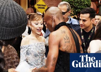 Hombre que agarró a Ariana Grande en el estreno de la secuela de Wicked acusado | Malvado: para siempre