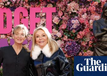 'Qué raro, pero lindo': Bridget Jones inmortalizada mientras Londres da la bienvenida a la estatua del soltero favorito de Gran Bretaña | Película