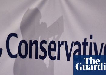 Ex miembro conservador demanda a partido por suspensión por criticar a Israel | conservadores