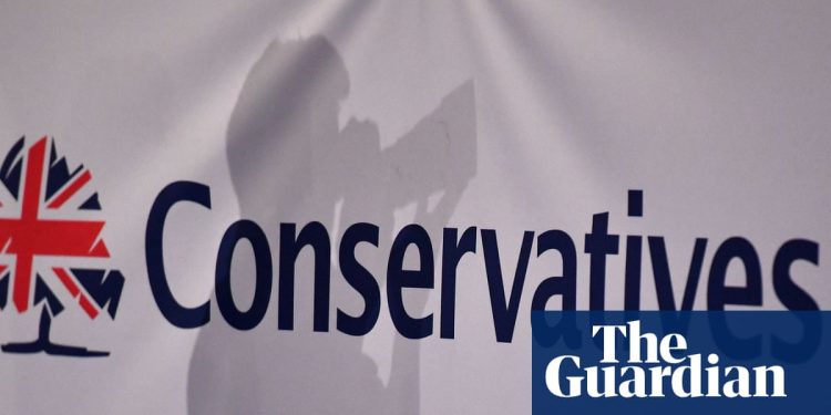 Ex miembro conservador demanda a partido por suspensión por criticar a Israel | conservadores