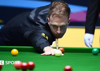 Judd Trump vence a Bai Yulu y alcanza los cuartos de final de Campeón de Campeones