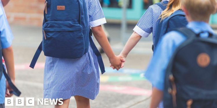 Casi 70 escuelas cerrarán en Australia por temor a que haya amianto en la arena para jugar